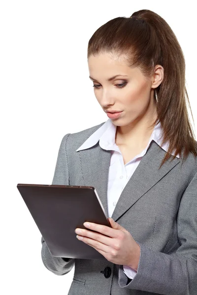 Jonge aantrekkelijke zakenvrouw maakt gebruik van een mobiele tabletcomputer wi — Stockfoto