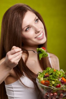 salata ile mutlu sağlıklı kadın