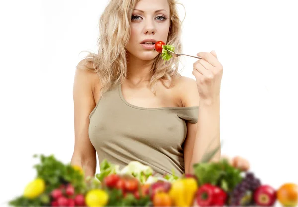 A bela mulher jovem com os verduras frescos — Fotografia de Stock