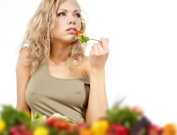 De jonge mooie vrouw met de verse groenten — Stockfoto