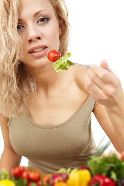 Mladá krásná žena s čerstvou zeleninou — Stock fotografie
