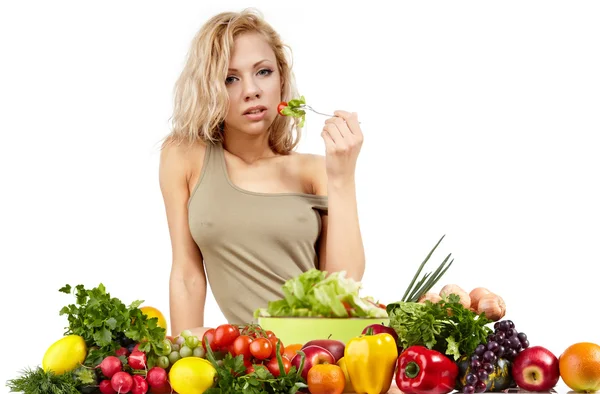 Den unga vackra kvinnan med färska grönsaker — Stockfoto