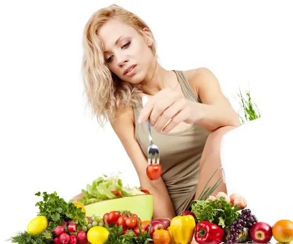 La jeune belle femme aux légumes frais — Photo