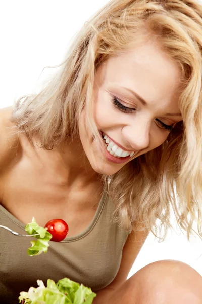 A bela mulher jovem com os verduras frescos — Fotografia de Stock