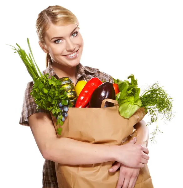 Ung kvinna med en livsmedelsaffär shopping väska. isolerad på vita backg — Stockfoto