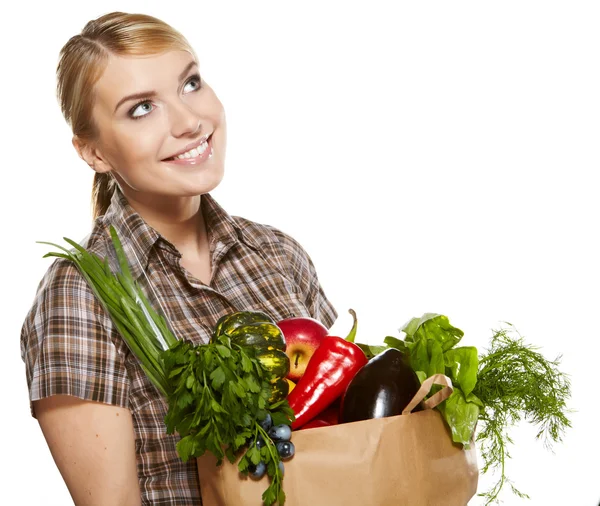 Ung kvinna med en livsmedelsaffär shopping väska. isolerad på vita backg — Stockfoto