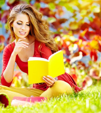 sonbahar park kitap ile güzel kız
