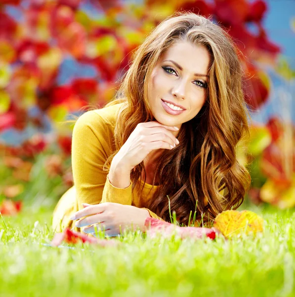 Piękna dziewczyna z książki w parku jesień — Zdjęcie stockowe