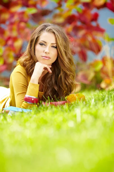 Closeup portret van mooie jonge vrouw lachende - buiten in s — Stockfoto