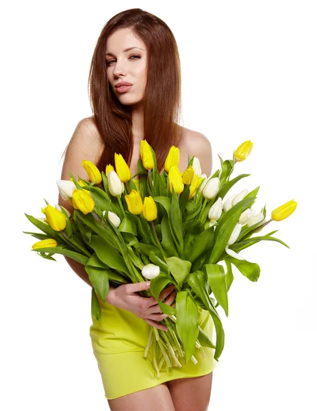 Mulher bonita segurando um buquê de tulipas — Fotografia de Stock