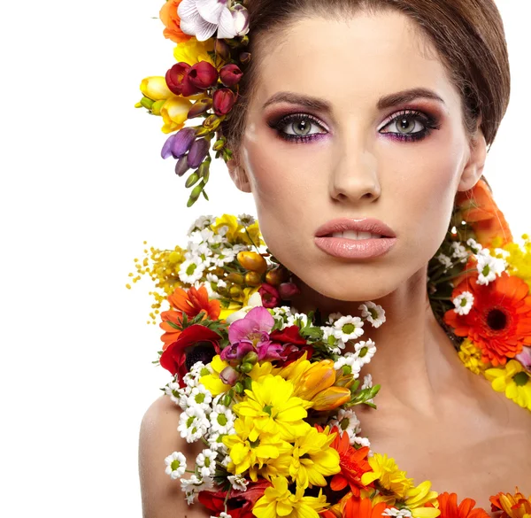 Portret van een vrouw gekleed in Lentebloemen — Stockfoto