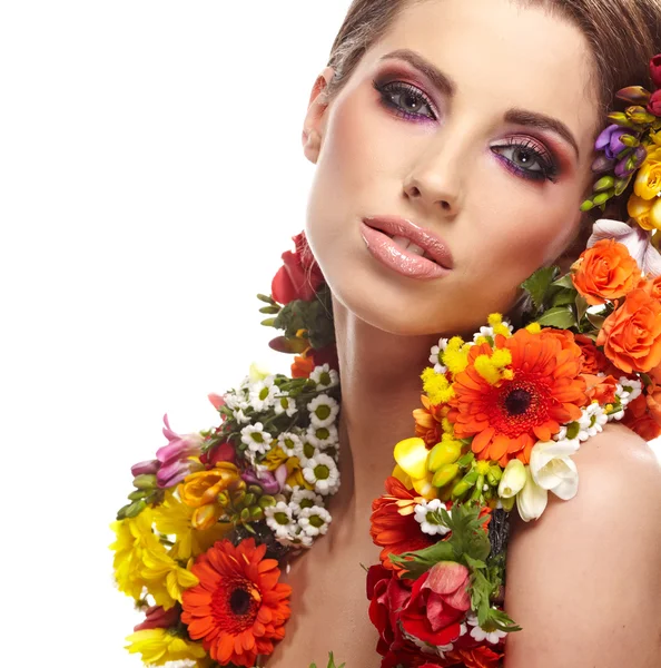 Retrato de una mujer vestida con flores de primavera — Foto de Stock
