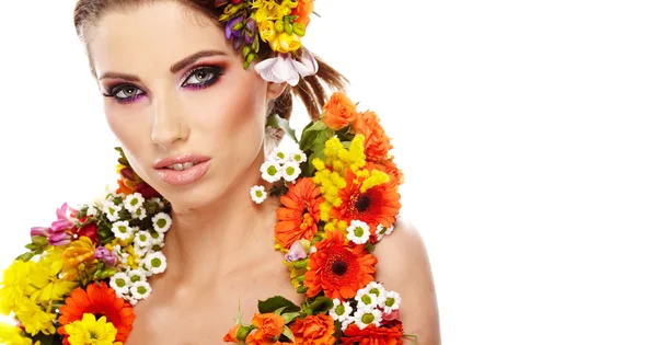 Retrato de una mujer vestida con flores de primavera — Foto de Stock