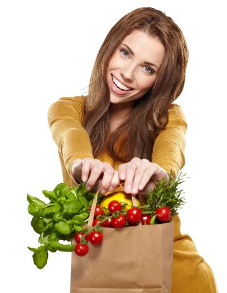 Giovane donna con una borsa della spesa. Isolato su dorso bianco — Foto Stock