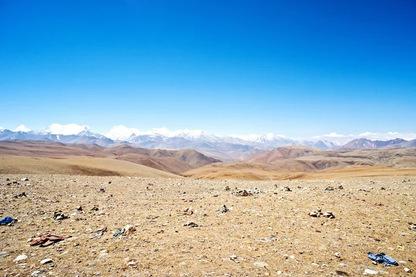 Gulaktig bergsutsikt road i tibet — Stockfoto