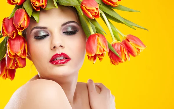 Retrato de mujer de belleza con corona de flores en la cabeza ogange b — Foto de Stock