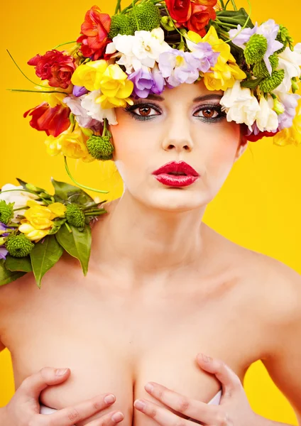 La jolie fille, portrait devant, sur la tête la couronne de fleurs — Photo