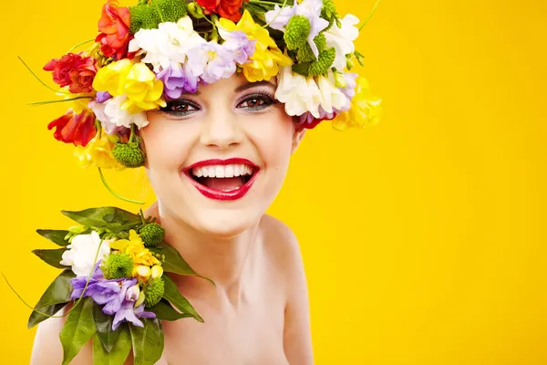 A menina atraente, retrato dianteiro, em uma cabeça uma grinalda de flor — Fotografia de Stock