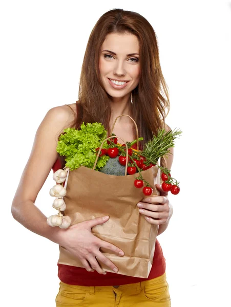 Ung kvinna med en livsmedelsaffär shopping väska. isolerad på vita backg — Stockfoto