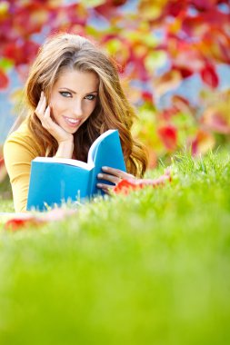 park kitap ile güzel kız