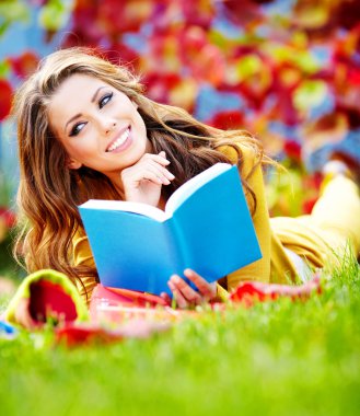 park kitap ile güzel kız