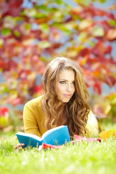 Piękna dziewczyna z książki w parku — Zdjęcie stockowe