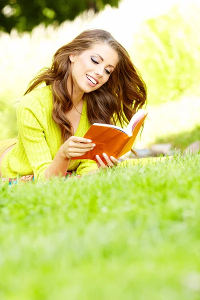 Hermosa chica con libro en el parque —  Fotos de Stock
