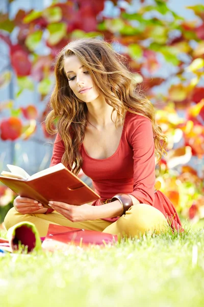 Mooi meisje met boek in park — Stockfoto