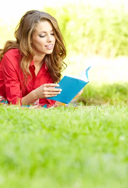 Mooi meisje met boek in park — Stockfoto