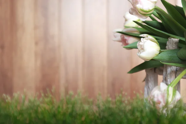 Tulipanes blancos con fondo de madera rústica Imágenes de stock libres de derechos