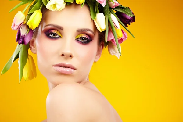 Hermosa mujer con corona de flores. —  Fotos de Stock