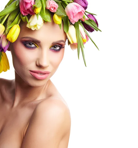 Modelo de moda com penteado grande e flores em seu cabelo. — Fotografia de Stock