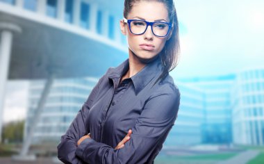 genç esmer güzel. Modern binanın arkasında