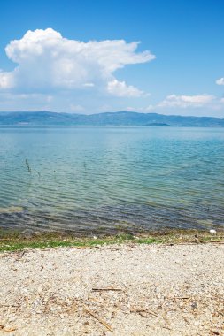 Mavi sabah su yüzeyine trasimeno Gölü