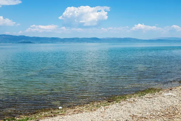 Mavi sabah su yüzeyine trasimeno Gölü — Stok fotoğraf