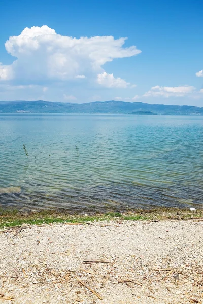 Mavi sabah su yüzeyine trasimeno Gölü — Stok fotoğraf