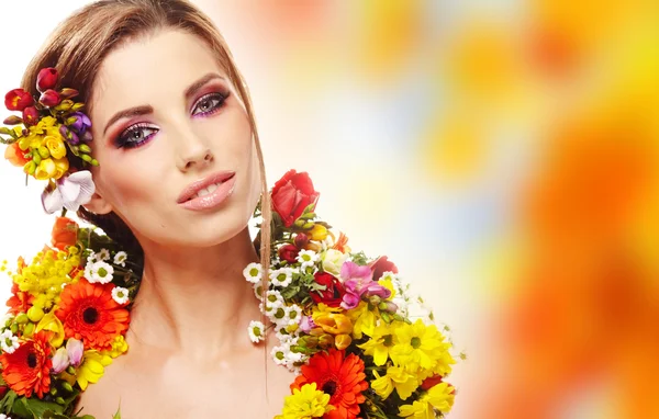 Retrato de una mujer vestida con flores de primavera — Foto de Stock