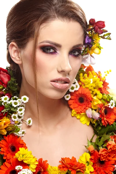 Προσωπογραφία γυναίκας ντυμένοι με ανοιξιάτικα λουλούδια — Φωτογραφία Αρχείου