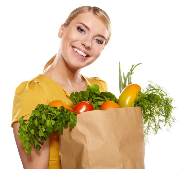 食料品の買い物袋を持つ若い女 — ストック写真