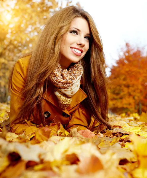 Herbstfrau auf Blättern — Stockfoto