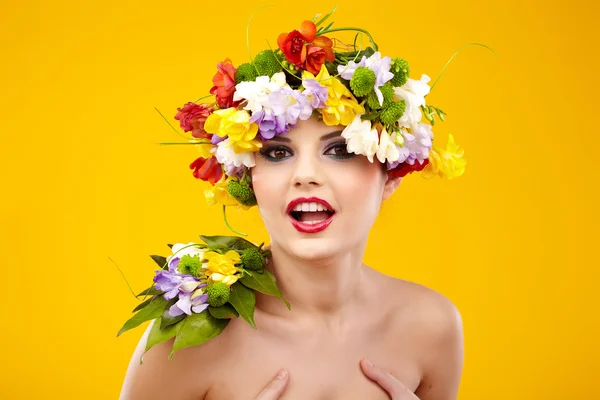 Het aantrekkelijke meisje, front portret, op een hoofd een bloem krans — Stockfoto