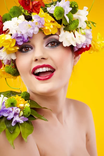 A menina atraente, retrato dianteiro, em uma cabeça uma grinalda de flor — Fotografia de Stock