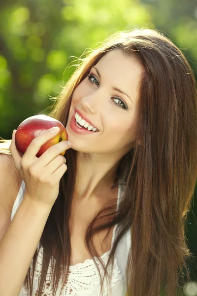 Schöne Frau im Garten mit Äpfeln — Stockfoto