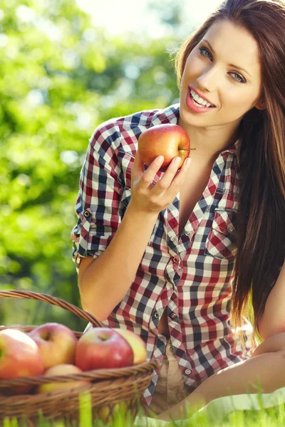 Belle femme dans le jardin avec des pommes — Photo