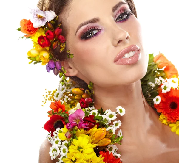 Προσωπογραφία γυναίκας ντυμένοι με ανοιξιάτικα λουλούδια — Φωτογραφία Αρχείου
