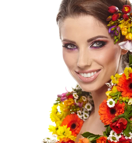 Portret van een vrouw gekleed in Lentebloemen — Stockfoto