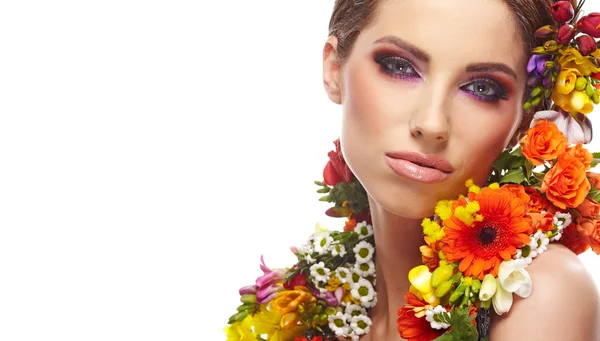 Mujer con peinado y flor. Aislado . — Foto de Stock