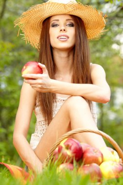 güzel bir kadın ile elma bahçesinde