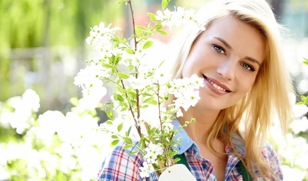 Vrouw voor winkelen en kijken naar planten in tuincentrum — Stockfoto