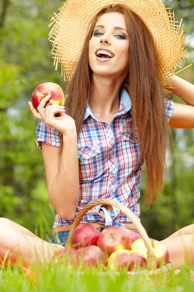 Красивая женщина в саду с яблоками — стоковое фото